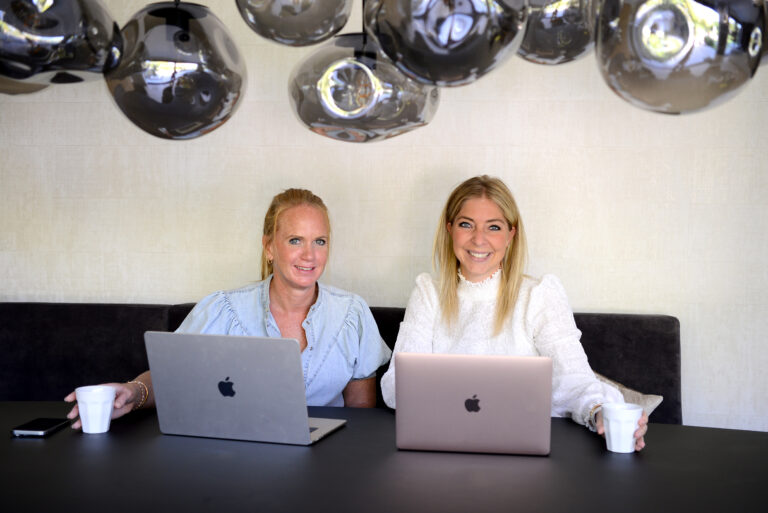Rowena en Tessa van KISS HR aan het werk achter de laptop