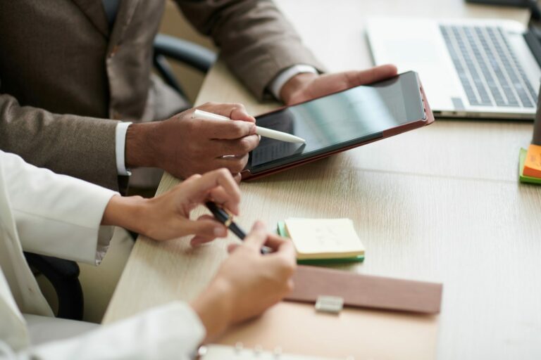 Collega’s bespreken samen een document