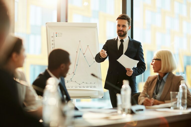 Coach in gesprek met een medewerker