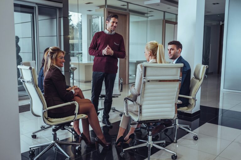 Team overlegt over de strategie van het bedrijf