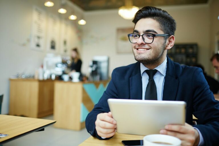 Kandidaat met tablet tijdens een kennismakingsgesprek