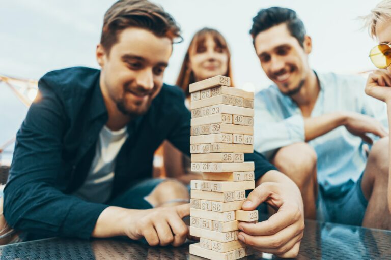 Collega’s spelen samen een spel op het werk