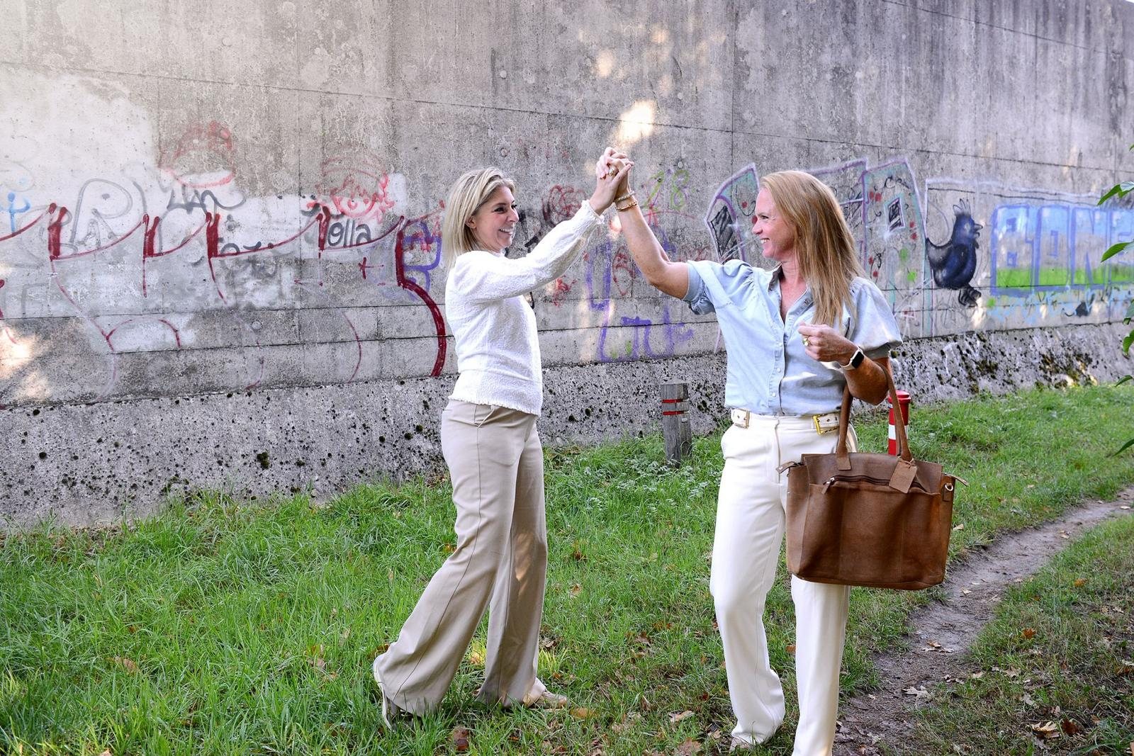 Rowena en Tessa van KISS HR geven elkaar een high five